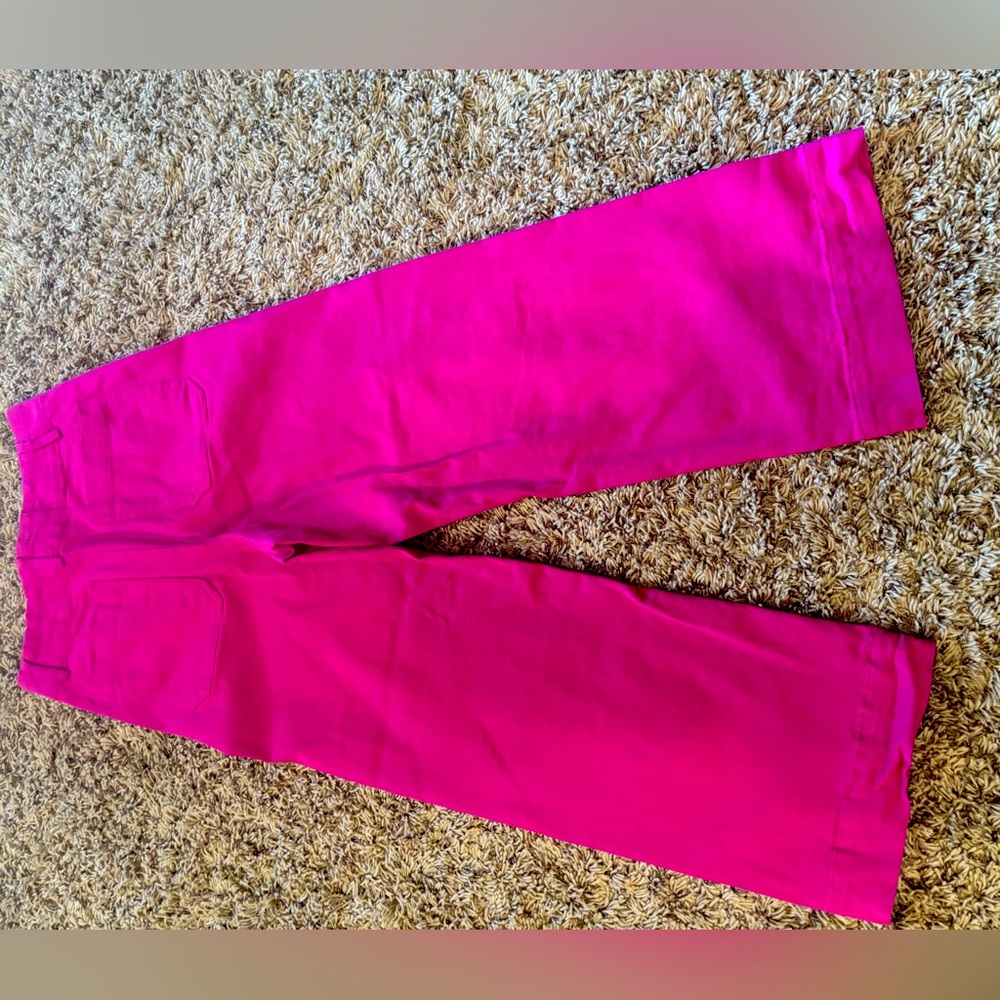 These pink wide leg jeans are from eesome and in good condition.